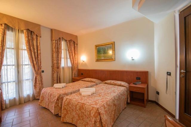Albergo Giardino Sannazzaro de' Burgondi エクステリア 写真