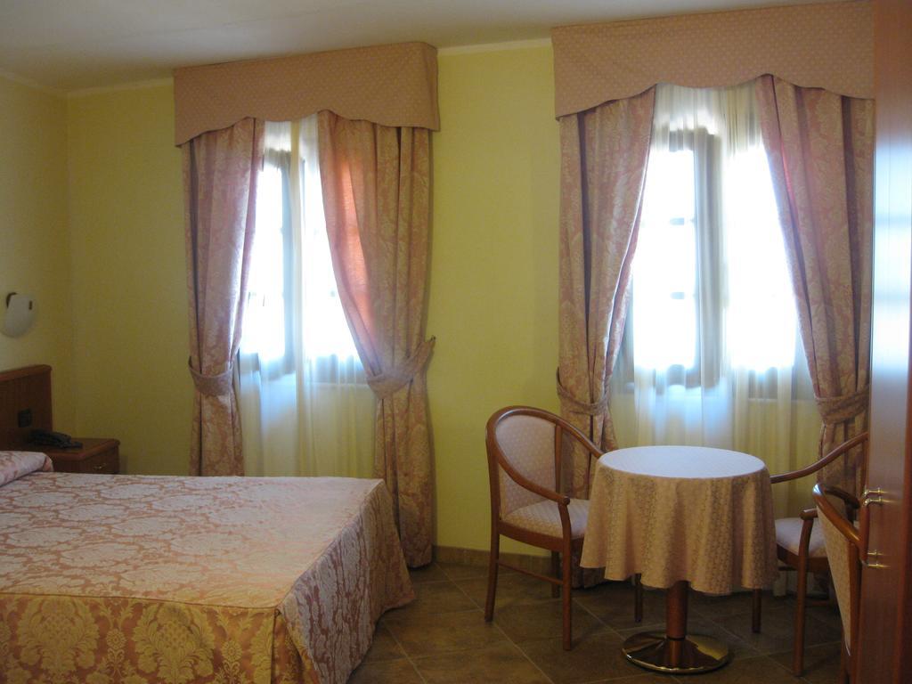 Albergo Giardino Sannazzaro de' Burgondi 部屋 写真